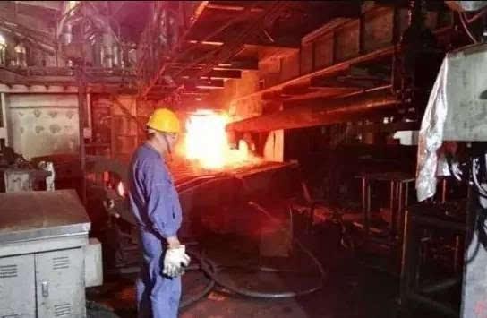 老农民工炼铁，炼铁厂工人的照片让人心疼