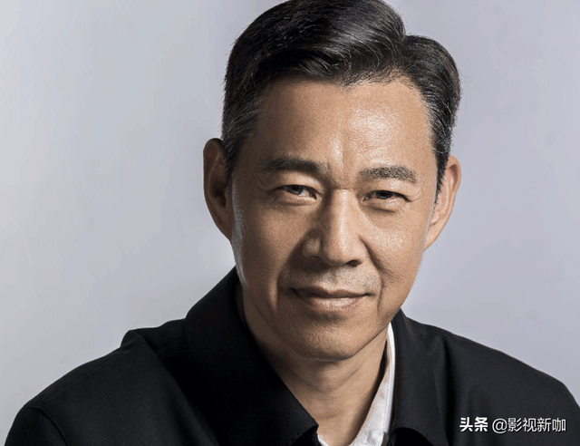 张丰毅开5百万豪车兜风，小12岁娇妻坐副驾，后座狗狗价值不菲