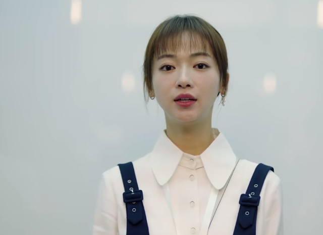 《正青春》首播，吴谨言悬浮让人出戏，殷桃像得罪了造型师