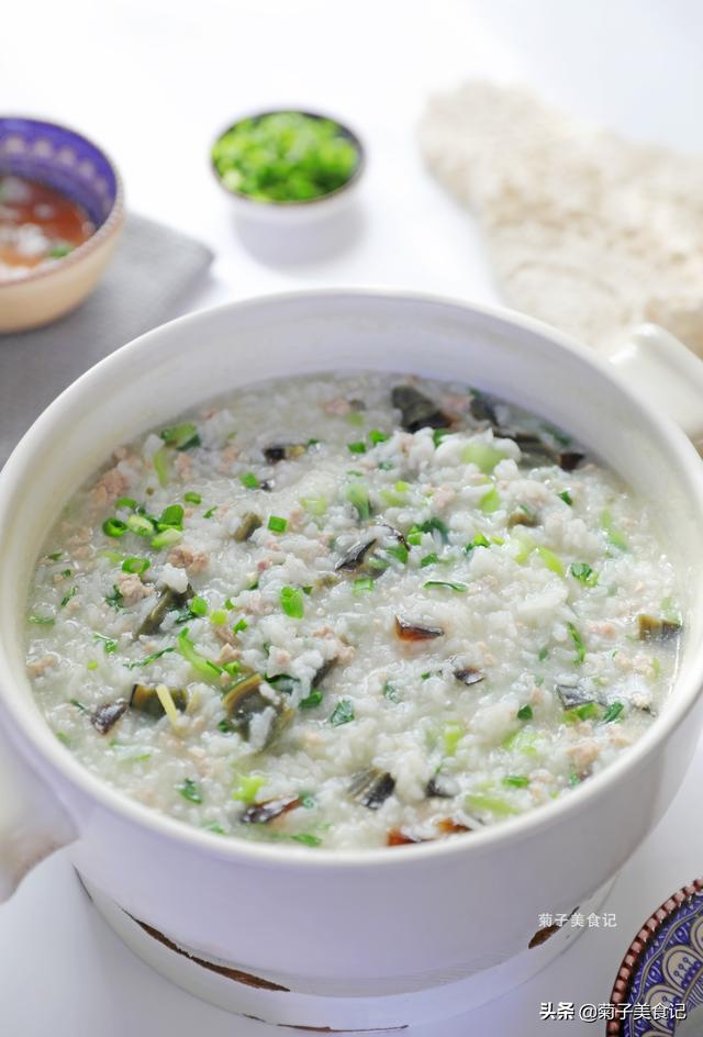 皮蛋粥怎么做最好吃，皮蛋瘦肉粥是怎么做的（教你煮皮蛋瘦肉粥）