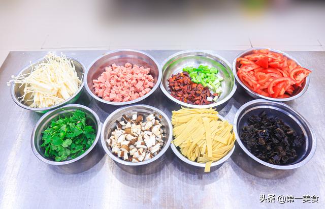 酸辣汤的家常做法，酸辣汤的家常做法窍门（厨师长教你在家轻松做出来）