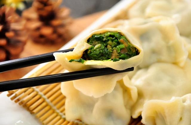 荠菜鸡蛋饺子馅怎么做好吃，饺子鲜嫩还不涩