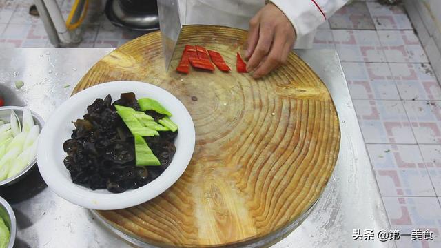 新鲜木耳可以直接炒吗，木耳可以直接炒吗（葱爆黑木耳这样做）