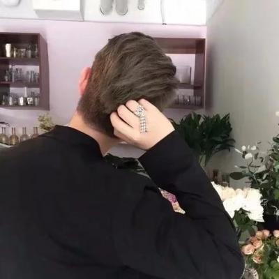 qq头像男生背影，男生背影头像（生疏孤独的男生背影微信头像）