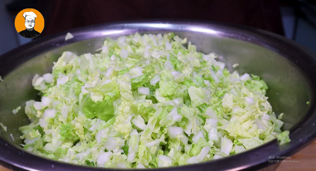 白菜包子馅怎么做好吃，夏天怎么做白菜馅包子（白菜包子这样调馅太香了）