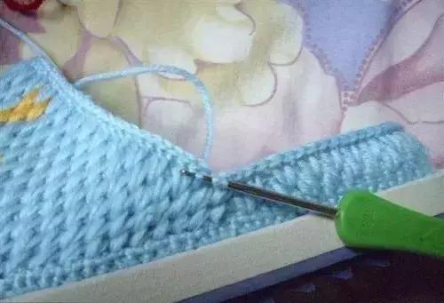 怎么钩毛线拖鞋，学钩毛线拖鞋视频教程（钩针编织的蝴蝶图案的棉拖鞋）