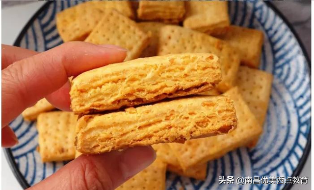 网红咸蛋黄饼干的做法，咸鸭蛋黄饼干（层次分明超级酥脆）