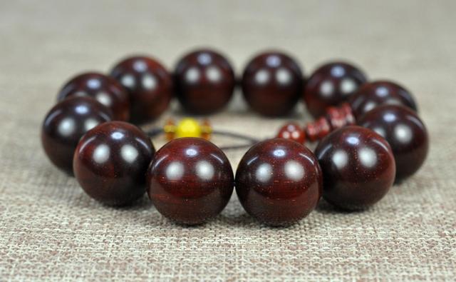 小叶紫檀沉水吗，小叶紫檀手串整串放水里下沉吗（你买的小叶紫檀手串如果不沉水说明着什么）