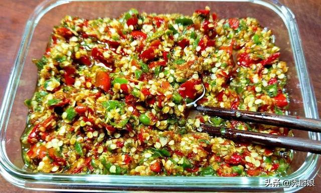 剁椒酱怎么做啊，剁椒酱是怎么做的（只放盐是“外行”）