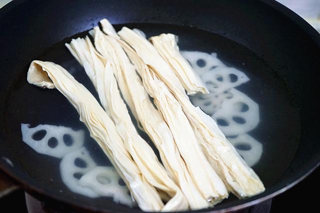 小乳瓜怎样拌好吃，小乳瓜的吃法（三色搭配口感清爽又好看）