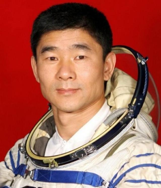 中国航天员资料，关于中国航天员的资料（中国人民解放军航天员大队16名航天员军衔、职务及资料照片）