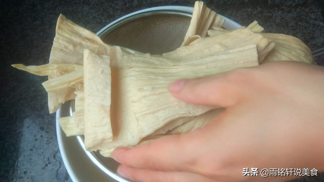 辣条的制作过程，怎么在家里自己制作可以吃的辣条（想吃辣条不用买）