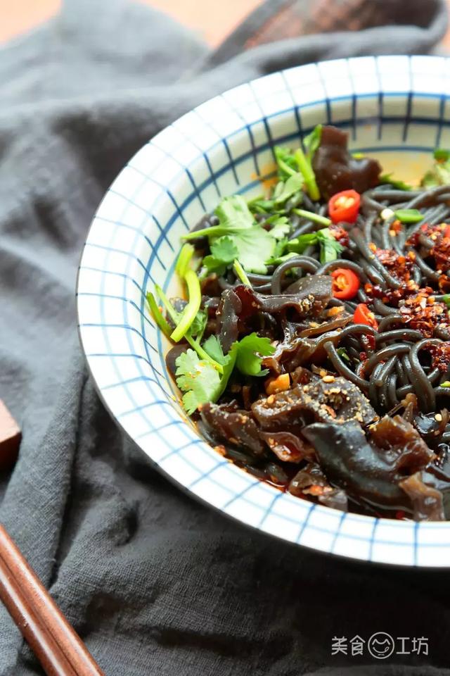 孕妇能吃蕨根粉吗，蕨根粉什么人不能吃（这一碗销魂粉，调好料汁很重要）