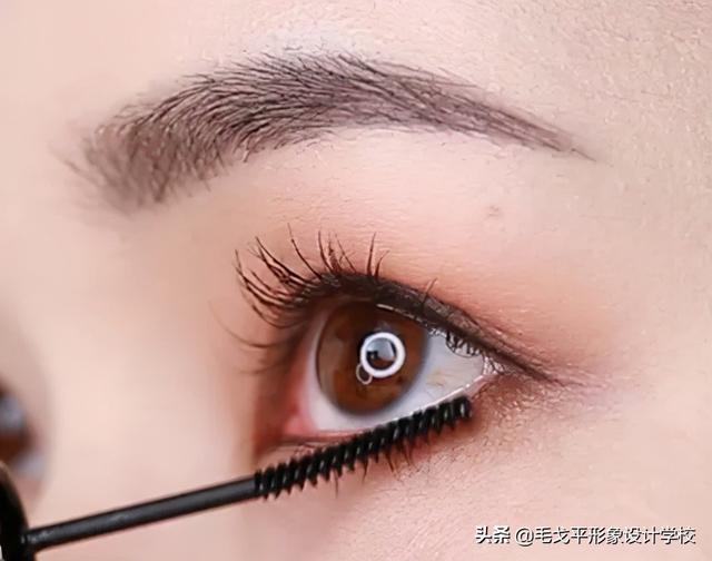 眼妆的技巧，眼影的化妆技巧（眼妆怎么画，干净自然不显脏）