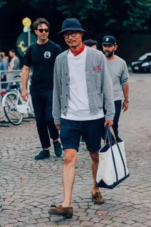 男士丝巾打法，男士方巾丝巾的系法（关于男士丝巾和它的系法）