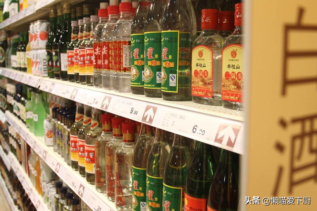 白酒怎么区分粮食酒和勾兑酒，如何区分纯粮酒和酒精勾兑酒（“酒精酒”和“粮食酒”如何鉴别）