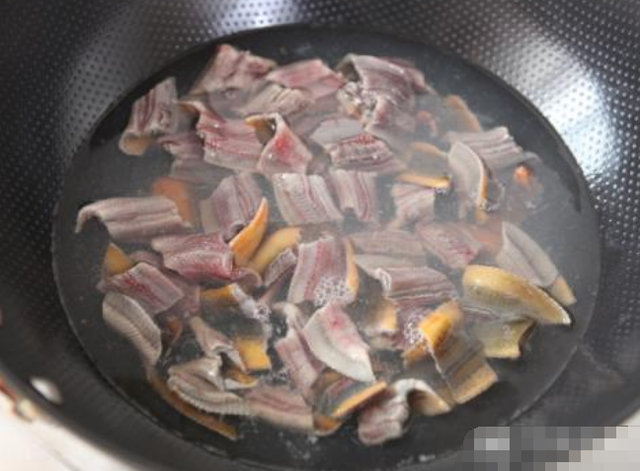 炒黄鳝怎么做好吃，正宗爆炒鳝片的做法（黄鳝又香又嫩又不腥）