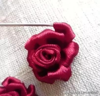 丝带玫瑰花教程，漂亮的丝带玫瑰蝴蝶结发卡（缝制精致好看的玫瑰丝带绣）
