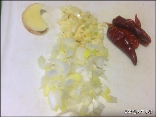 猪皮的做法 黄豆芽炒猪皮的做法，猪皮的做法（富含胶原蛋白、维生素C）