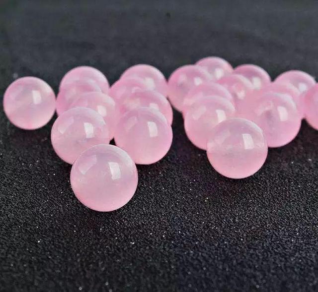 玉髓长期佩戴对身体有影响吗，玉髓对身体有害吗（佩戴粉玉髓有什么好处和作用,戴粉玉髓的手链吊坠好处有哪些）