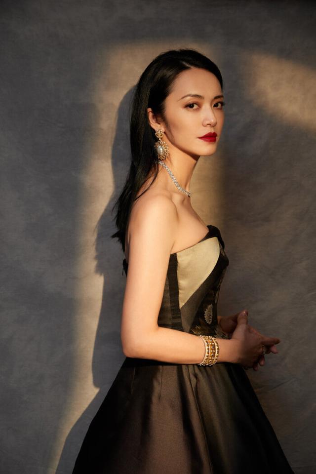 唐一菲和姚晨穿搭(如今40岁的姚晨演技依旧)-三星经验