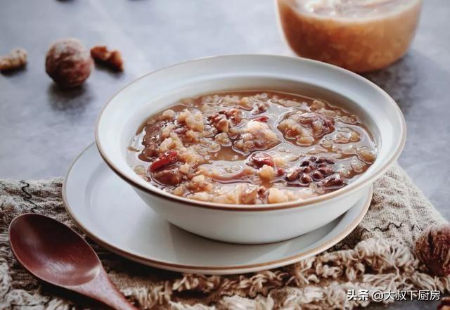 栗子粥的家常做法，栗子怎么熬粥做好吃（大叔家的小雪食谱：核桃栗子粥）