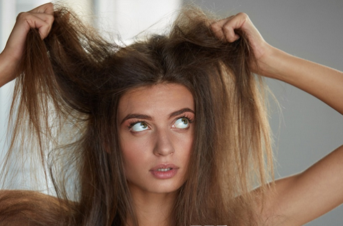 小妙招让头发立刻柔顺不干枯，怎样保养头发又黑又顺（洗头时注意这2点）