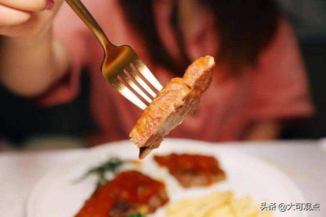 菲力牛排是牛的哪个部位，菲力牛排是指的牛哪个部位（菲力牛排是哪个部位）