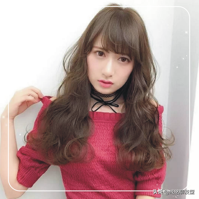 卷发发型打理技巧方法，卷发应该怎么打理（只需三个小技巧让你轻松打理出时尚漂亮的卷发发型）
