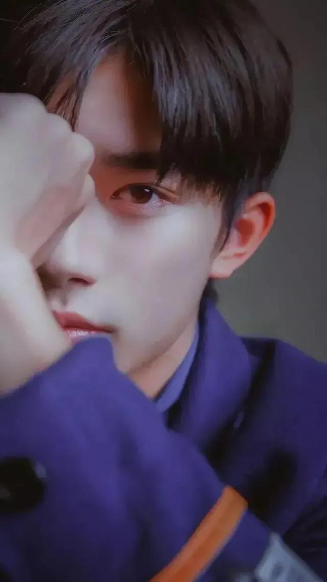 易烊千玺的图片，易烊千玺头像微信（喜欢这个词太肤浅我对你的感觉不止如此）