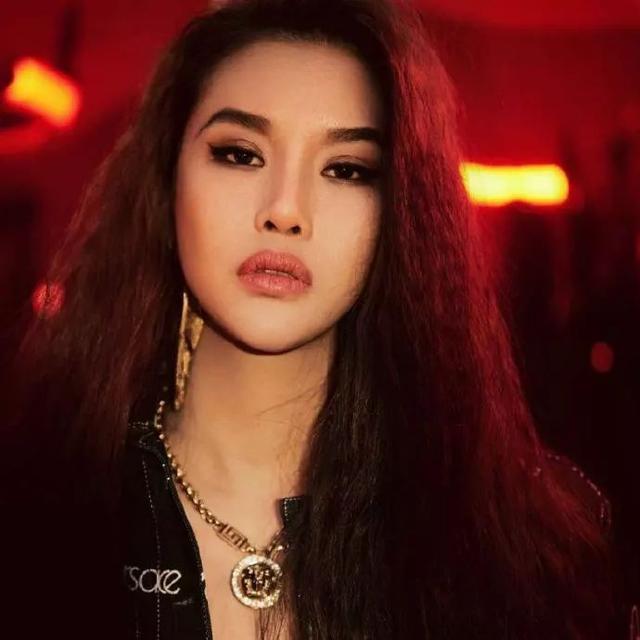 骗自己歌词，骗自己歌词含义（你一定刷到过她的歌）