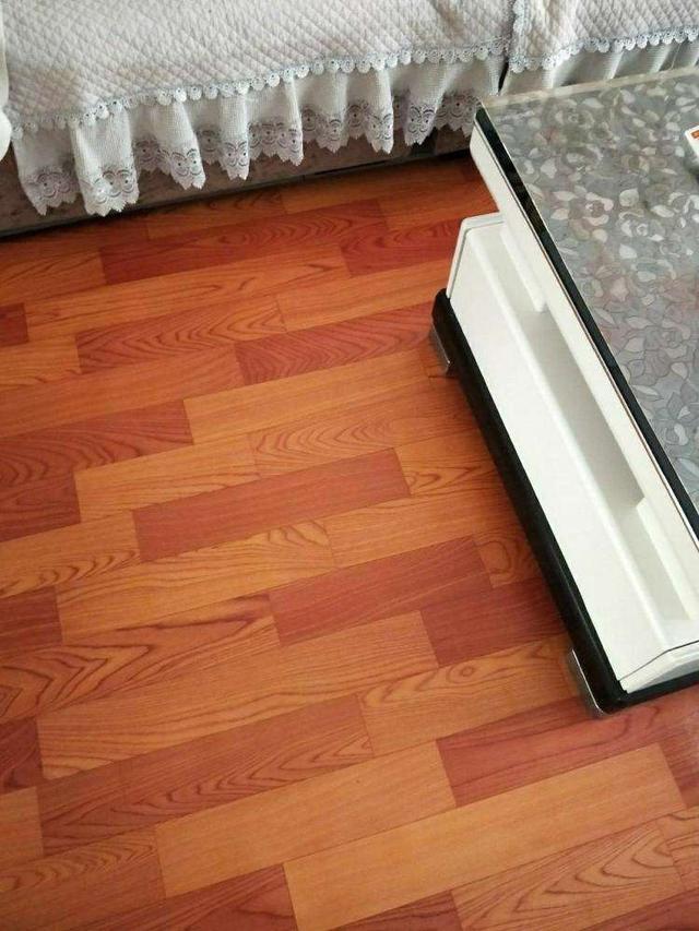 家用地板革价格是多少，地板革最便宜的多少钱（800元搞定全屋地面）