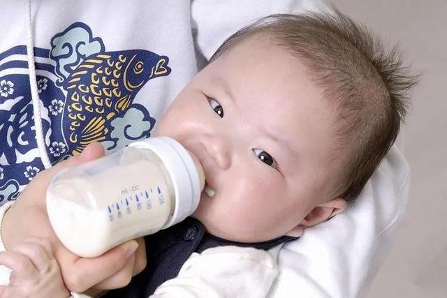 刚出生婴儿奶粉用量，初生婴儿奶粉用量（新生儿奶粉吃多少毫升正常）