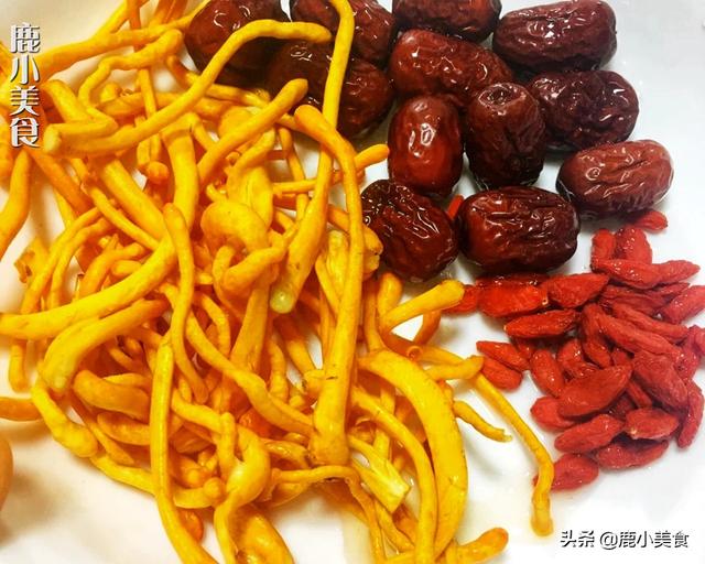 三黄鸡适合煲汤吗，适合煲汤的有哪几种鸡（喝一碗回味整天）