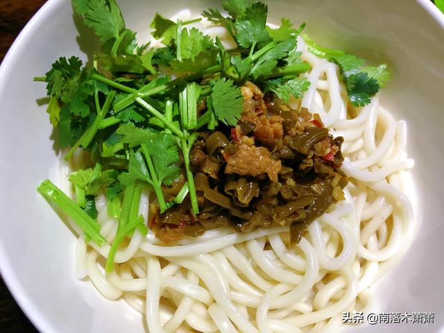 酱炒韭菜鸡蛋的家常做法，大酱韭菜炒鸡蛋的做法（家常小炒：韭菜炒鸡蛋的做法）