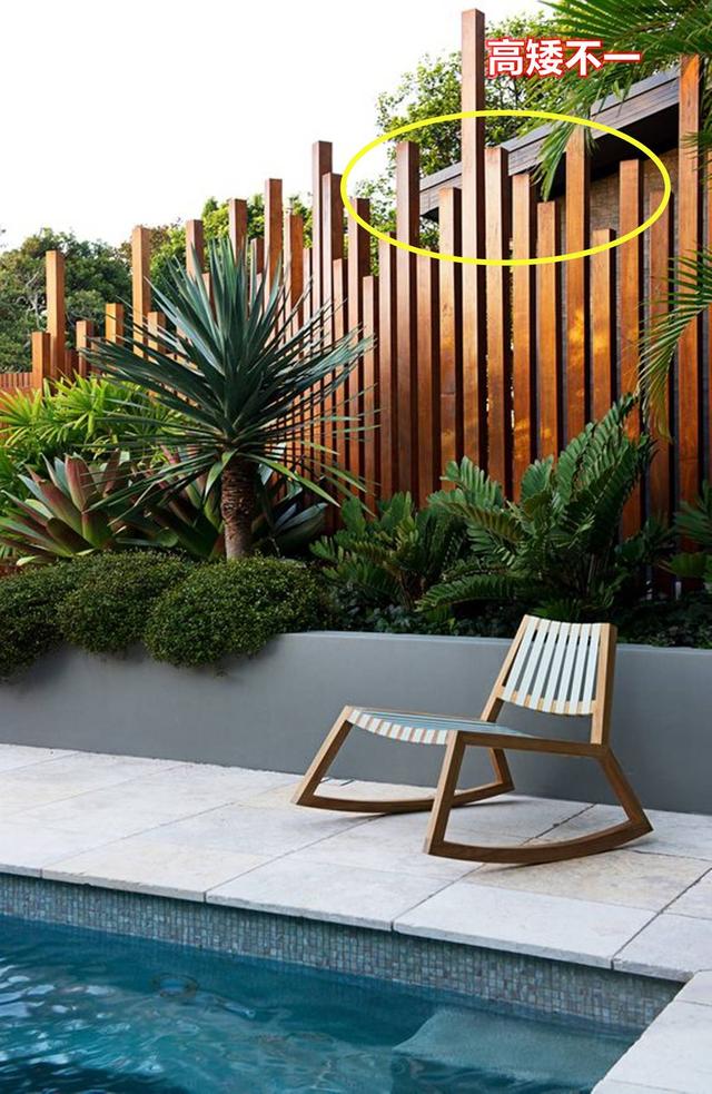 比起常见的防腐木铺院子地面,围成院墙倒是很新颖!