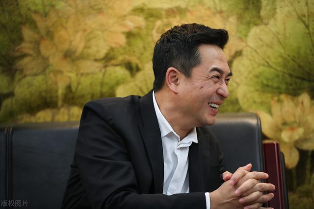 张嘉译50岁后的发型告诉我们，国字脸留小背头，显年轻更有男人味