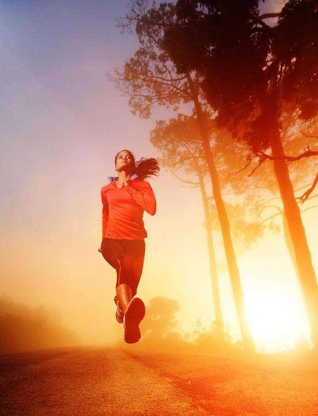 一个人晨跑图片，男子晨跑背影图片（早起晨练，一个人跑步）