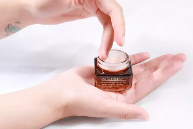 雅诗兰黛眼霜好用吗，雅诗兰黛红石榴球型眼霜好用吗（雅诗兰黛新款抗蓝光眼霜真这么厉害）