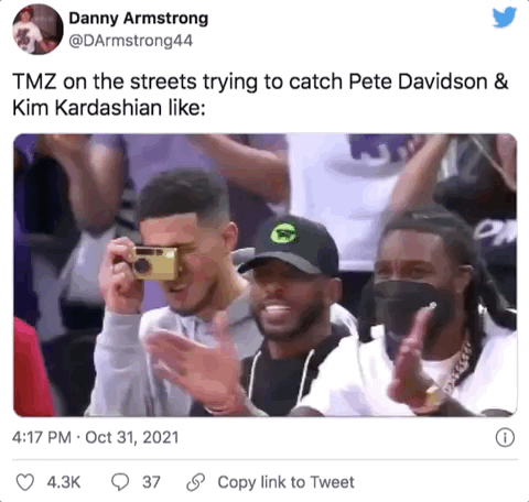 欧美闺蜜头像微信，欧美闺蜜头像（卡戴珊与小13岁男伴甜蜜牵手）