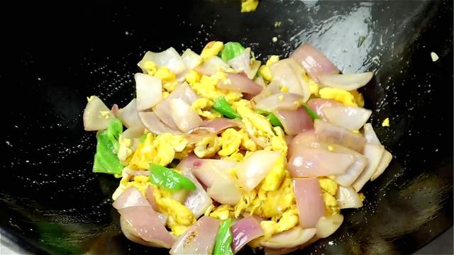 洋葱鸡蛋怎么炒，洋葱鸡蛋怎么炒好吃（洋葱炒蛋下锅顺序很重要）
