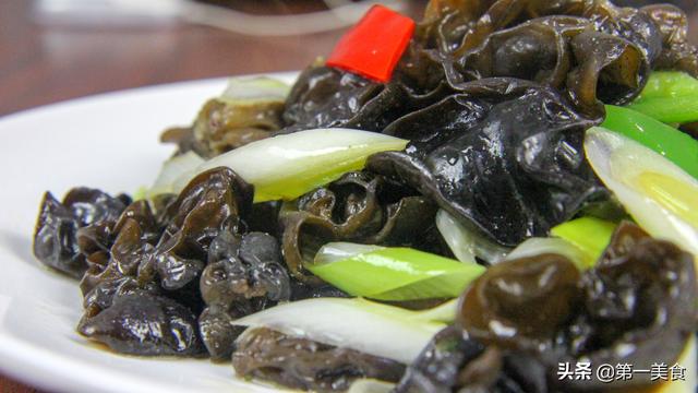 新鲜木耳可以直接炒吗，木耳可以直接炒吗（葱爆黑木耳这样做）