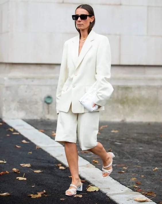 腿粗穿什么短裤，腿粗应该穿什么样的短裤（显瘦竟靠一条“大短裤”）