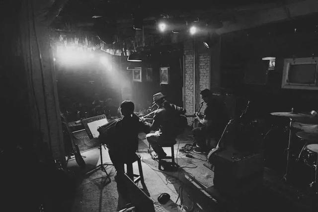 白桦林歌词朴树经典歌曲白桦林，白桦林 朴树 歌曲（日本民谣《荒城之月》）