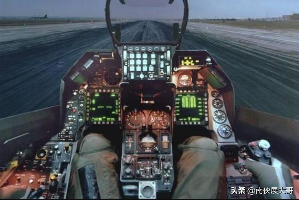 飞机上厕所怎么用，飞机上怎么上厕所（飞行员怎么解决大小便的问题）