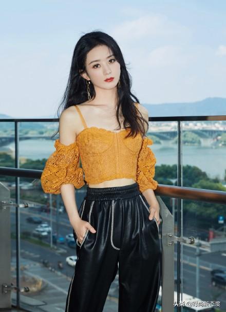 明星示范橘色衣服怎么搭配，橘色上衣搭配什么颜色最佳图片（穿橙色上衣搭配黑色皮裤）