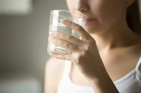 怀孕后皮肤干燥起皮屑怎么办，怀孕期皮肤干燥脱皮怎么办（孕妈可以从这三个方面着手）