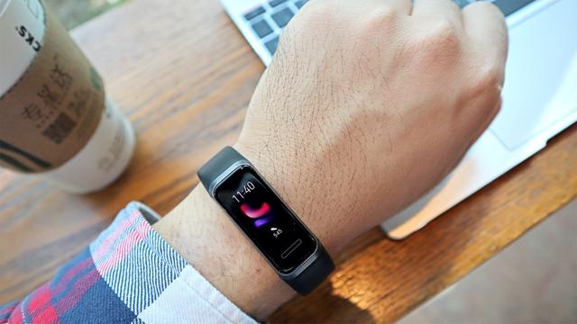 智能手环怎么充电，手环手表怎么充电（华为手环4上手体验）