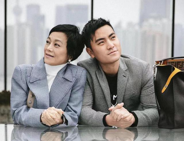 张艾嘉儿子王令尘庆生，与超模游天翼相拥秀恩爱，热恋四年很甜蜜