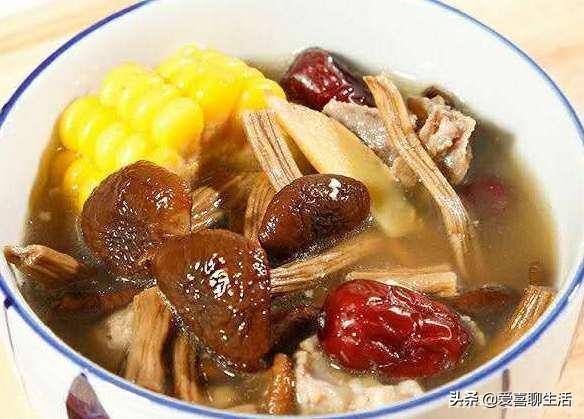 茶树菇可以炖排骨汤，这样做不要太鲜哦